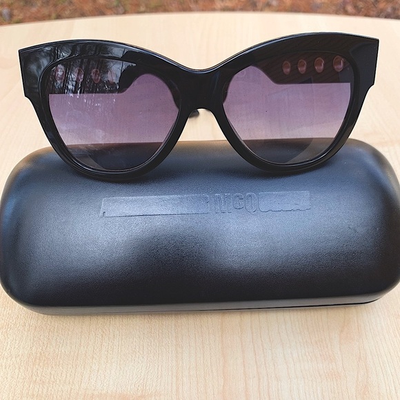 ALEXANDER MCQUEEN SUNGLASSES women’s black cateye GOLD grommets with case NEW - Picture 1 of 9